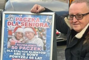 Paczki dla senior&oacute;w. Świąteczna akcja Sklepu "ABC u Sowy"