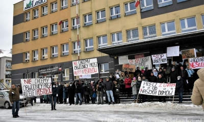 Pikieta przy leskim starostwie. Planowana obwodnica wzbudza kontrowersje